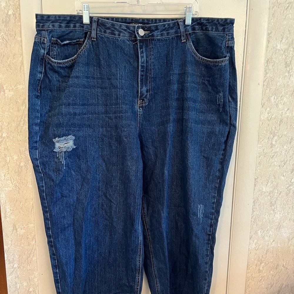True 90s boyfriend jeans- very baggy in the legs and high waisted.